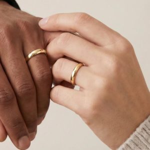 Par de Alianças Clássicas Abauladas em Ouro Amarelo 18K